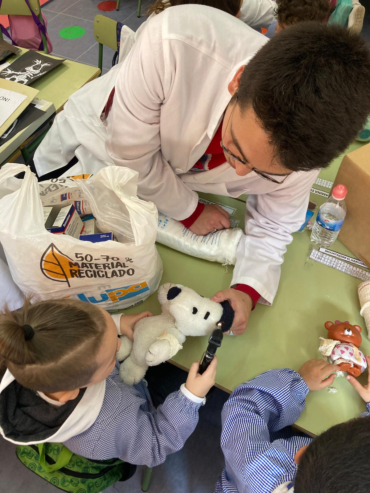 Estudiantes de AIEME Valladolid realizando una exploración a un osito con escolares