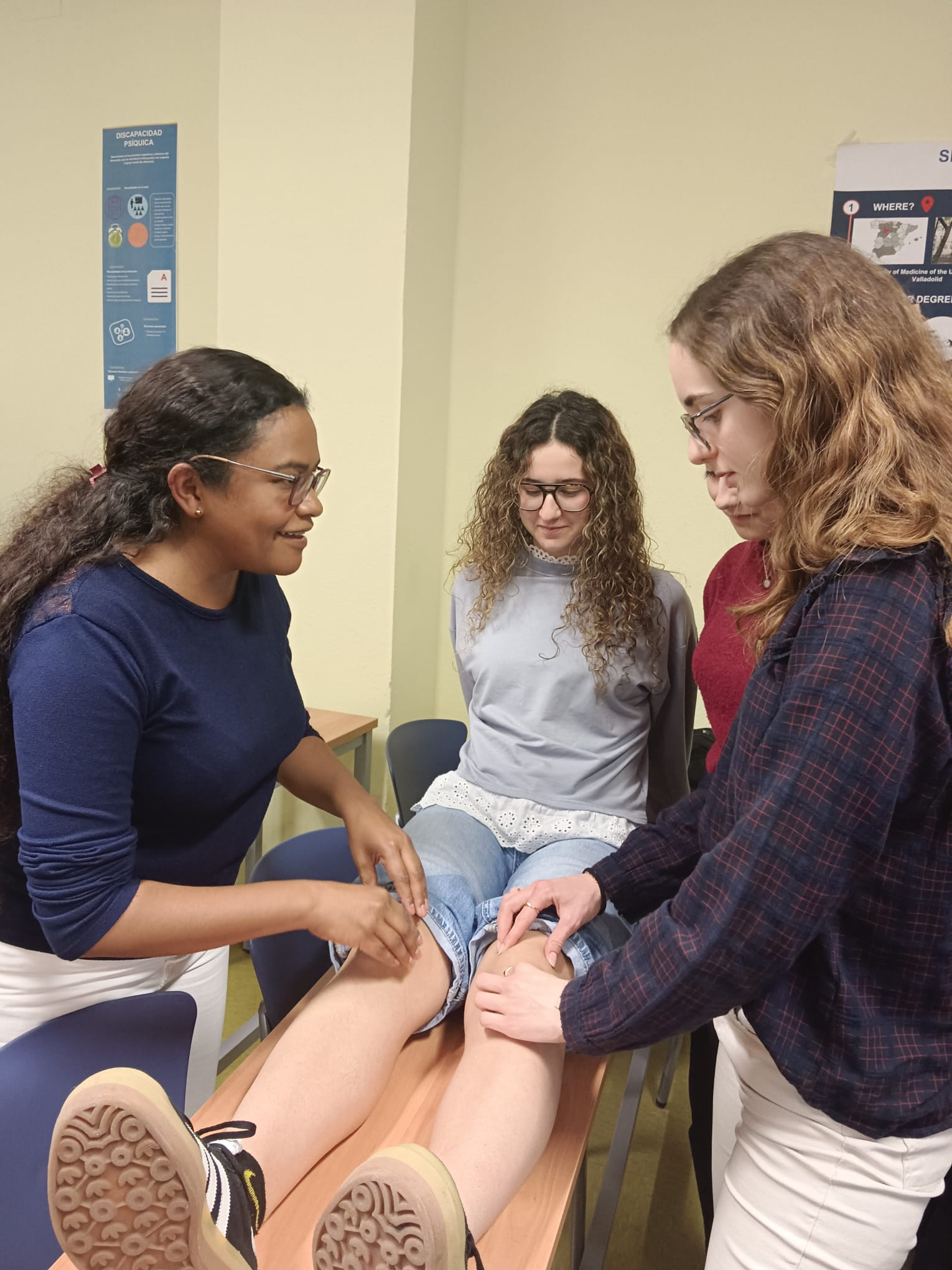 Estudiantes de AIEME Valladolid participando en un taller práctico de exploración clínica